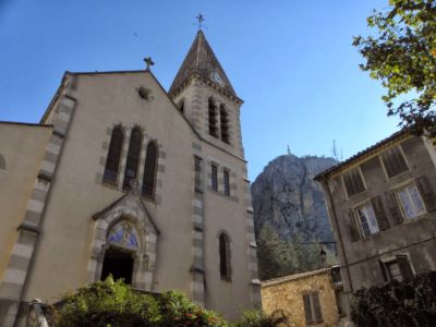 Castellane - výchozí městečko ke kaňonu řeky Verdon