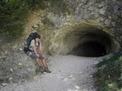 někde to holt jinudy než tunelem nejde - čelovka je nutnosti :)